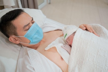 Chủ nhân hit "Bản tình ca đầu tiên" khoe ảnh đón thành viên mới