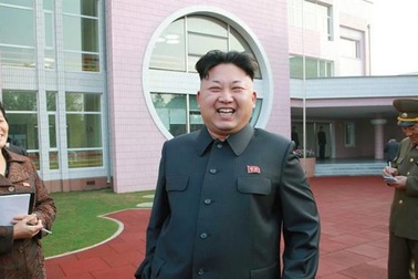 Ông Kim Jong-un chống gậy thăm trường mẫu giáo và trại trẻ mồ côi