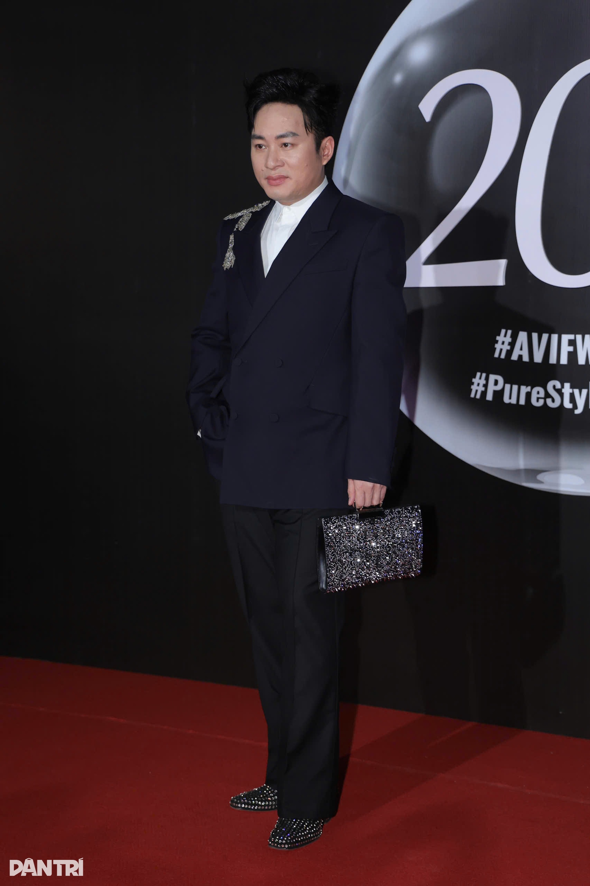 Tùng Dương “chặt chém” thảm đỏ với trang phục hàng hiệu giá nửa tỷ đồng - 1 Tùng Dương “chặt chém” thảm đỏ với trang phục hàng hiệu giá nửa tỷ đồng - 1