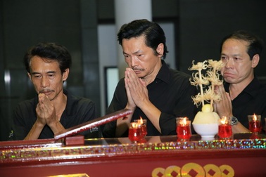 Đồng nghiệp nghẹn ngào tiễn đưa NSƯT Hoàng Yến