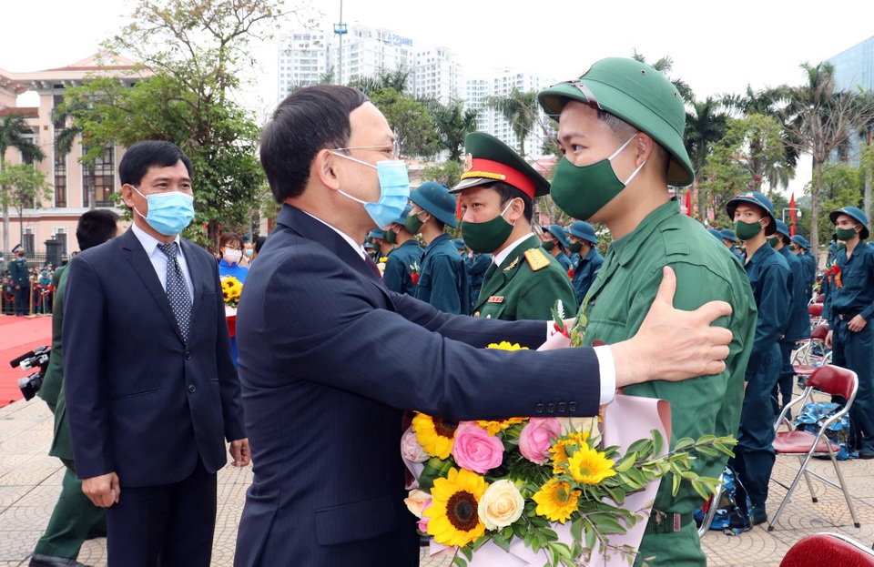 Hàng ngàn thanh niên hăng hái lên đường nhập ngũ - 2 Hàng ngàn thanh niên hăng hái lên đường nhập ngũ - 2