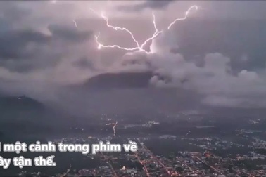 Sét liên tục đánh vào miệng núi lửa tạo nên khung cảnh như ngày tận thế