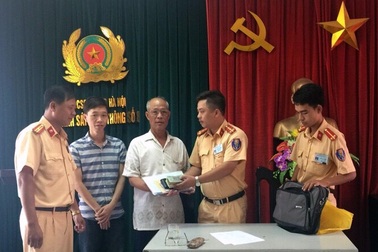 CSGT Hà Nội trả lại hơn 40 triệu đồng nhặt được
