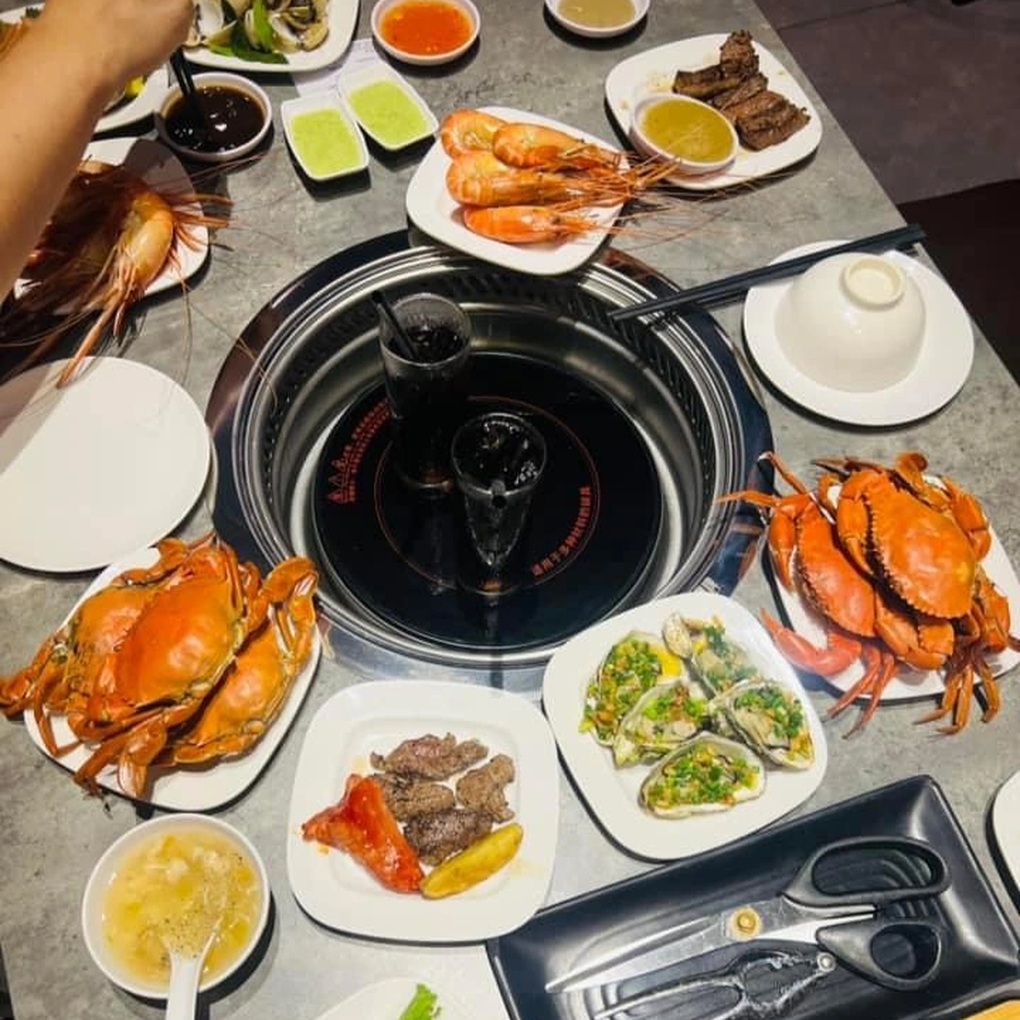 Hà Nội: Thực hư khách chê cua hàng buffet mùi khai, nhân viên nói dừng ăn - 2