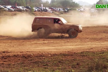 Mãn nhãn những pha lội bùn, leo dốc để tìm giải thưởng hơn 1,1 tỷ đồng