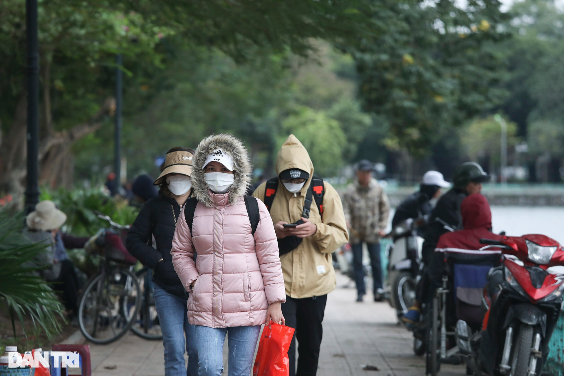 Mưa rét tràn về Hà Nội, người dân co ro trong nhiều lớp áo ấm - 10 Mưa rét tràn về Hà Nội, người dân co ro trong nhiều lớp áo ấm - 10