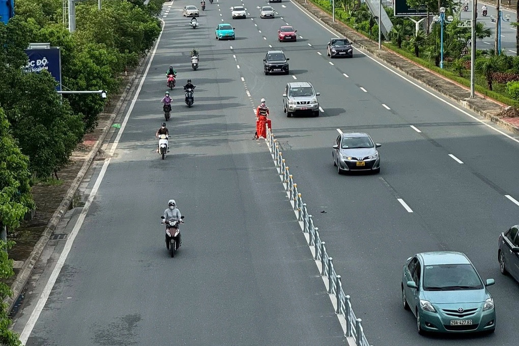 Đường Võ Chí Công có thêm dải phân cách cứng: Đừng để bị phạt lỗi sai làn - 1 Đường Võ Chí Công có thêm dải phân cách cứng: Đừng để bị phạt lỗi sai làn - 1