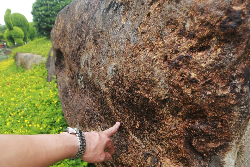 Đại gia làm hồ cá Koi, đồi nhân tạo bằng 100 tấn “đá bán quý” - 6 Đại gia làm hồ cá Koi, đồi nhân tạo bằng 100 tấn “đá bán quý” - 6