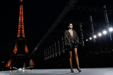 Con gái Cindy Crawford trình diễn bên tháp Eiffel