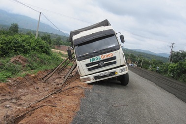 Xe tải “chống gậy” trên quốc lộ