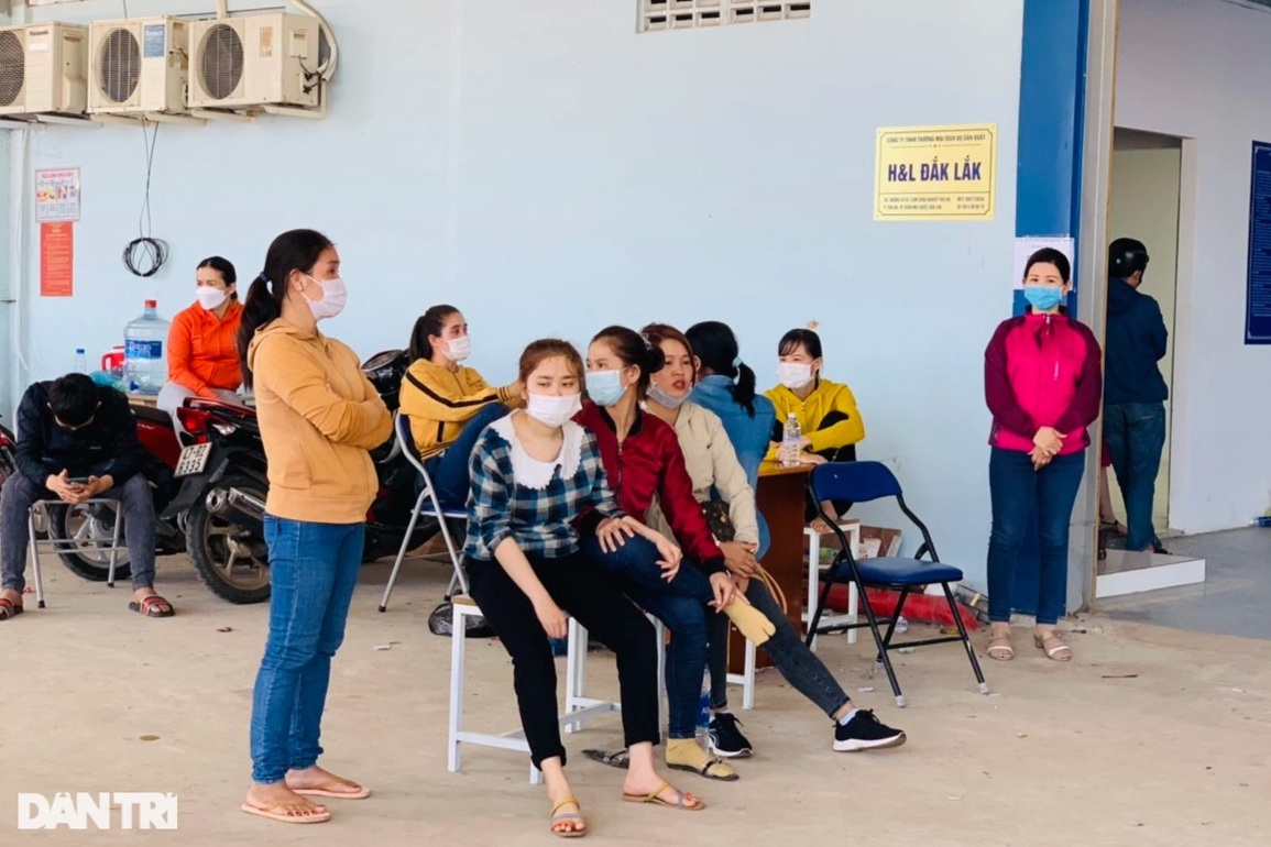 Hàng trăm công nhân vây công ty ngày 27 Tết đòi tiền lương - 2 Hàng trăm công nhân vây công ty ngày 27 Tết đòi tiền lương - 2