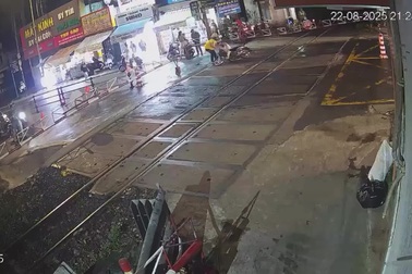 Lao vào rào chắn tàu, thanh niên đi xe máy ngã sõng soài trên đường ray