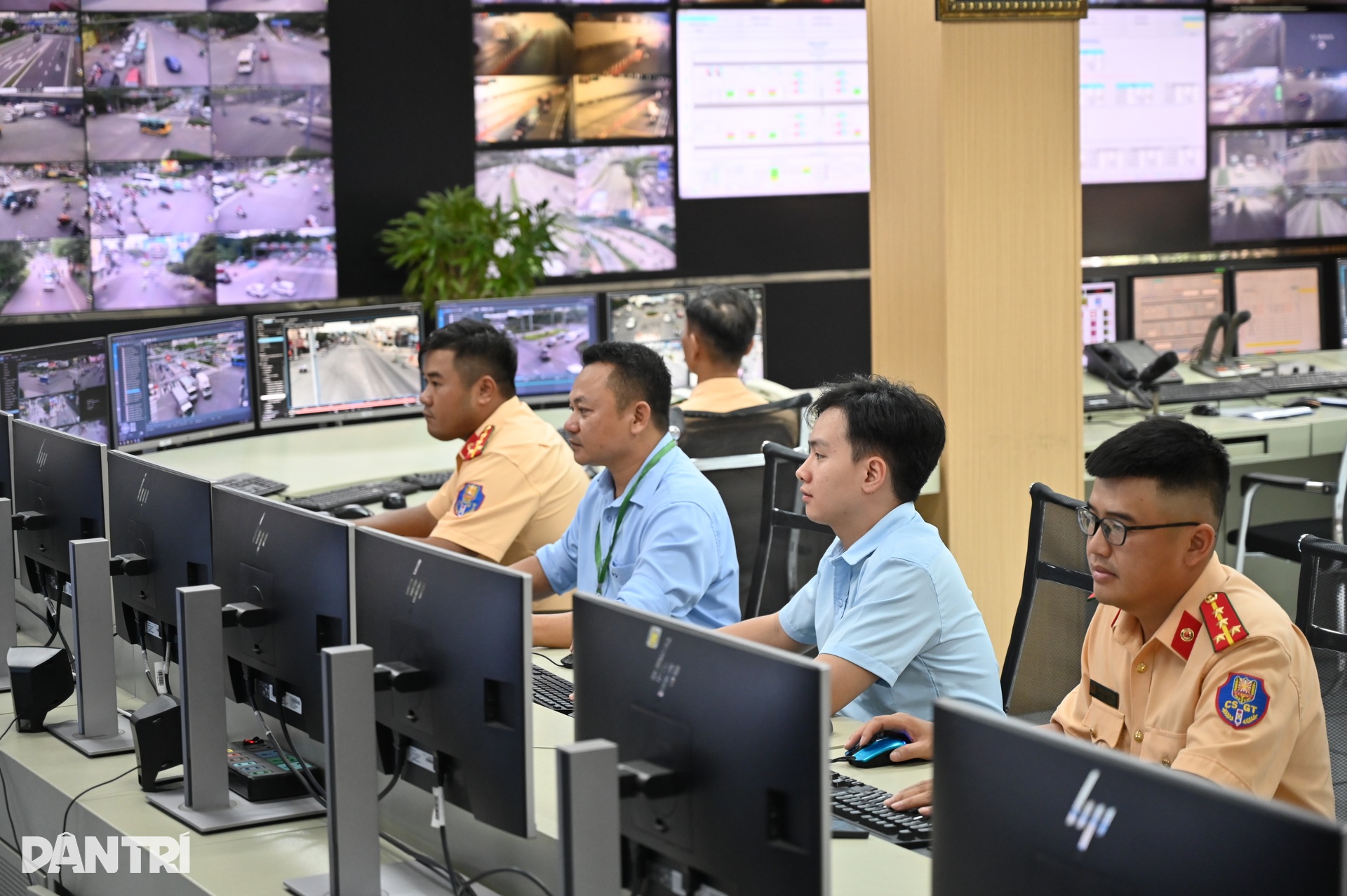 Bên trong trung tâm giám sát camera AI ghi nhận phạt nguội ở TPHCM - 5