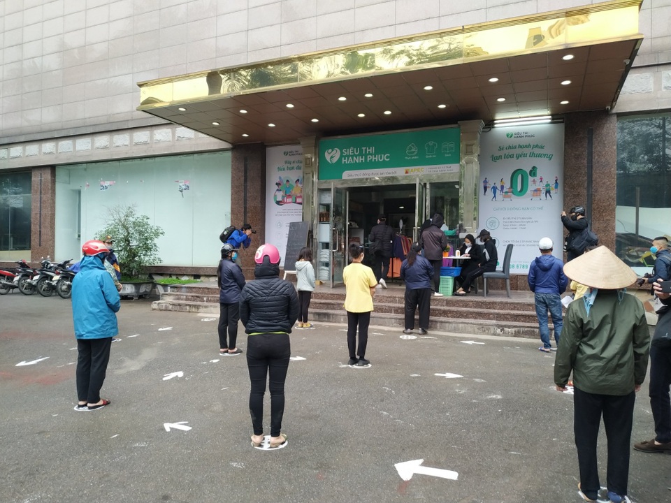 Sau ATM gạo, Hà Nội có thêm siêu thị 0 đồng để giúp đỡ hoàn cảnh khó khăn - 9 Sau ATM gạo, Hà Nội có thêm siêu thị 0 đồng để giúp đỡ hoàn cảnh khó khăn - 9