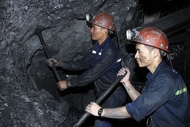 Làm việc nặng nhọc, độc hại có bắt buộc nghỉ hưu sớm?