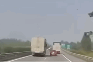 Đi kiểu "điền vào chỗ trống", xe con gây họa trên đường cao tốc