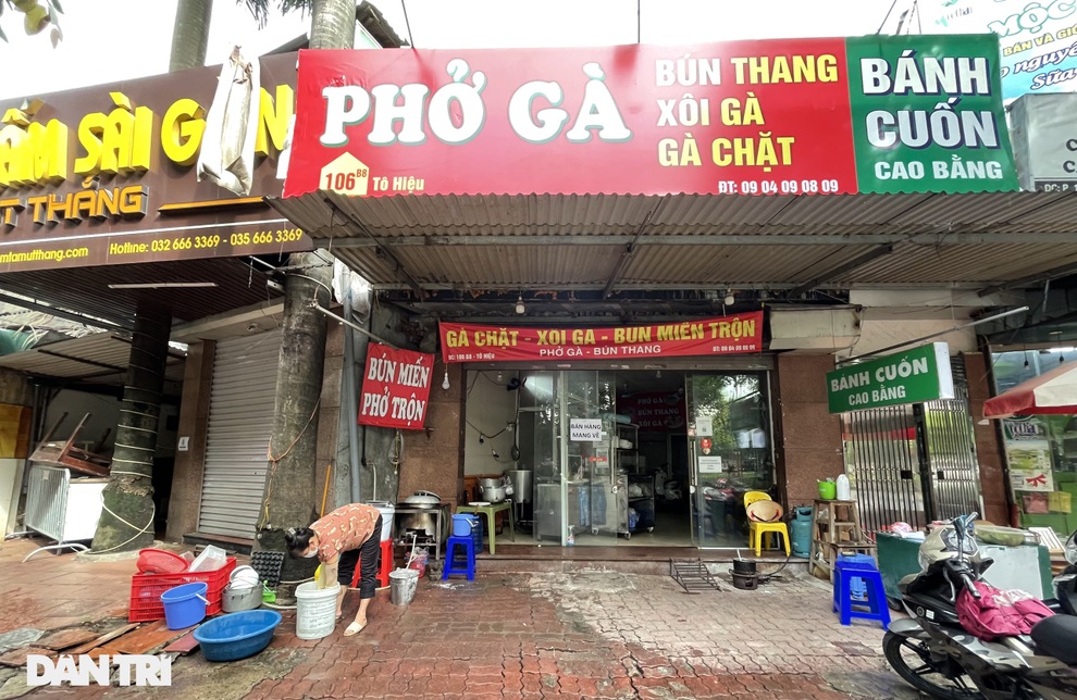 Hà Nội: Chủ hàng tất bật dọn quán trước giờ được mở cửa bán hàng trở lại - 10 Hà Nội: Chủ hàng tất bật dọn quán trước giờ được mở cửa bán hàng trở lại - 10