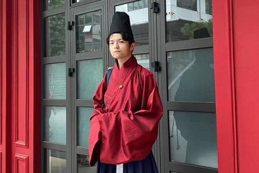 Nam sinh Ngoại thương mặc cổ phục Việt Nam đi học vào mỗi thứ hai