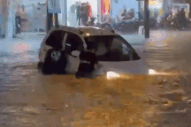 Mưa lớn kéo dài ở Bình Dương, ô tô bồng bềnh trôi trên mặt nước