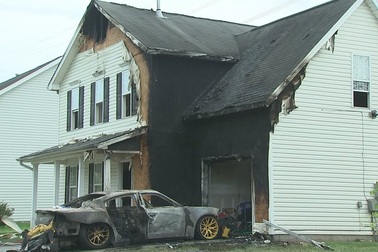 Nữ tài xế châm thuốc lá trong xe, ô tô lập tức nổ tung