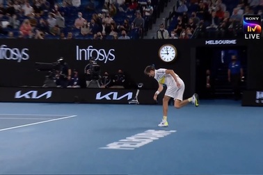 Tức tối vì thua Djokovic, tay vợt người Nga đập gãy vợt