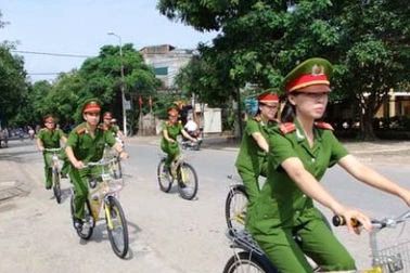 Cảnh sát khu vực đi làm bằng xe đạp