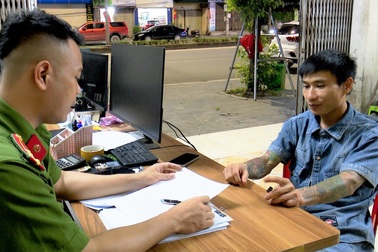 Từ xe tải chở mỡ lợn, phát hiện kho chứa hơn 6 tấn thực phẩm trôi nổi