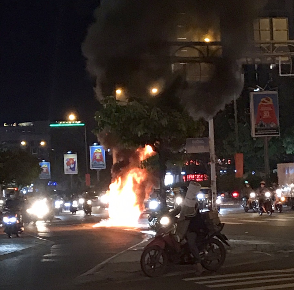 Hốt hoảng nhảy khỏi chiếc xe máy bốc cháy ngùn ngụt - 1