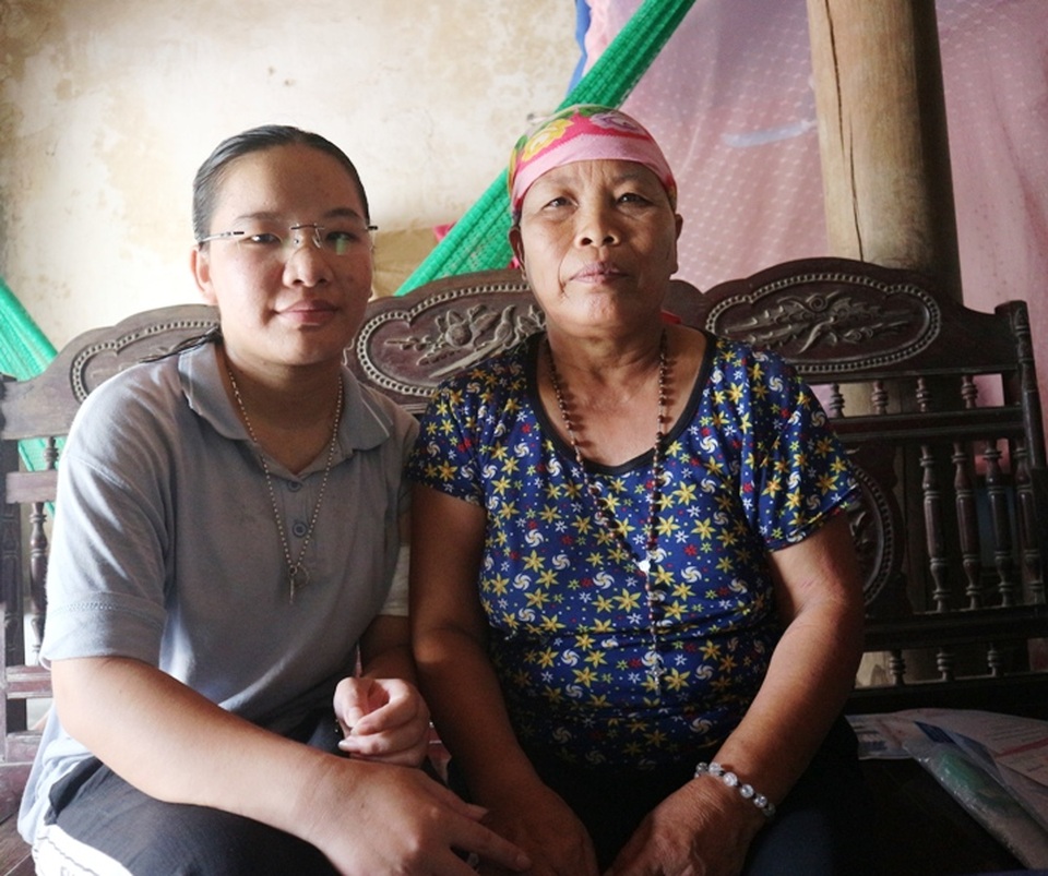 Nhói lòng hoàn cảnh éo le của cô gái u máu, suốt 8 năm chăm mẹ ung thư - 5 Nhói lòng hoàn cảnh éo le của cô gái u máu, suốt 8 năm chăm mẹ ung thư - 5