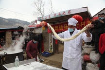 Anh chàng bán mì khốn khổ, mệt mỏi vì sự nổi tiếng bất ngờ