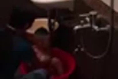 Ô sin hành hạ bóp miệng em bé 3 tuổi