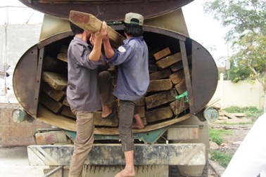 Nghệ An: Dùng xe bồn vận chuyển gỗ lậu