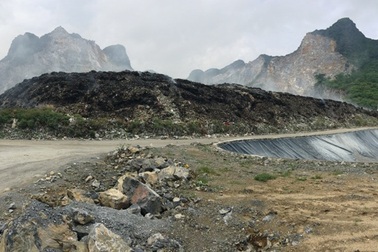 Dân dựng lều bạt phản đối vì ô nhiễm từ bãi rác lộ thiên