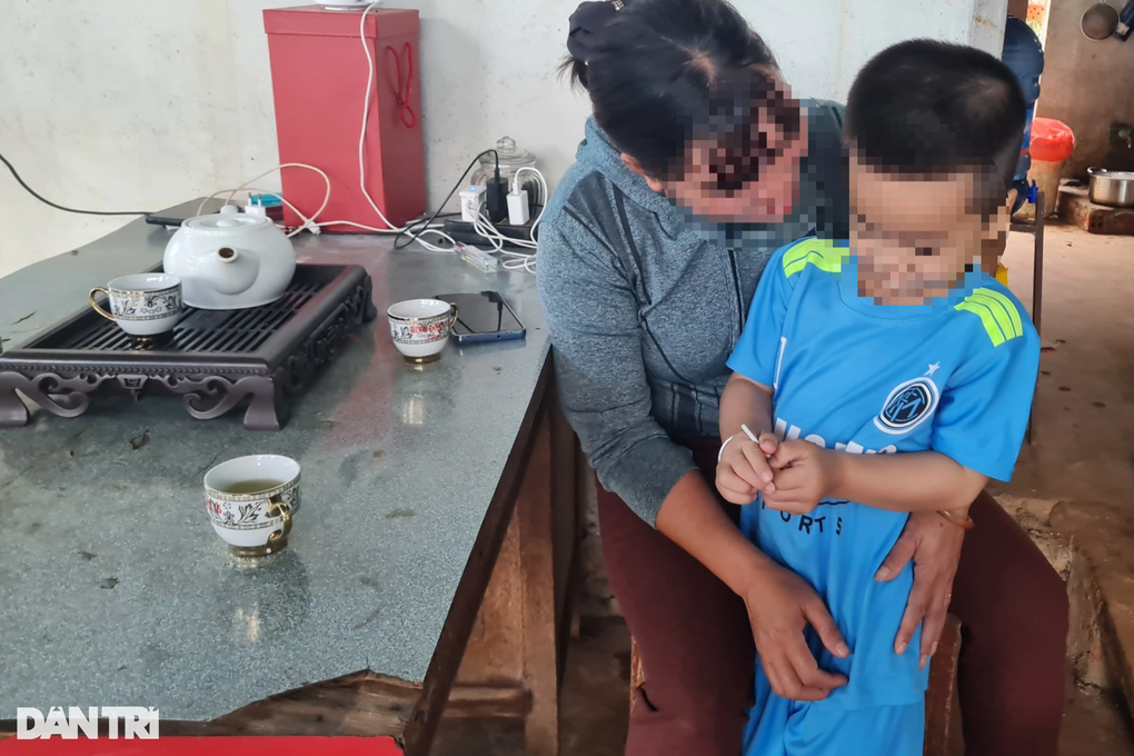 Bé trai 4 tuổi bị thả xuống đường từng được khai sinh có gắn mã định danh - 2 Bé trai 4 tuổi bị thả xuống đường từng được khai sinh có gắn mã định danh - 2