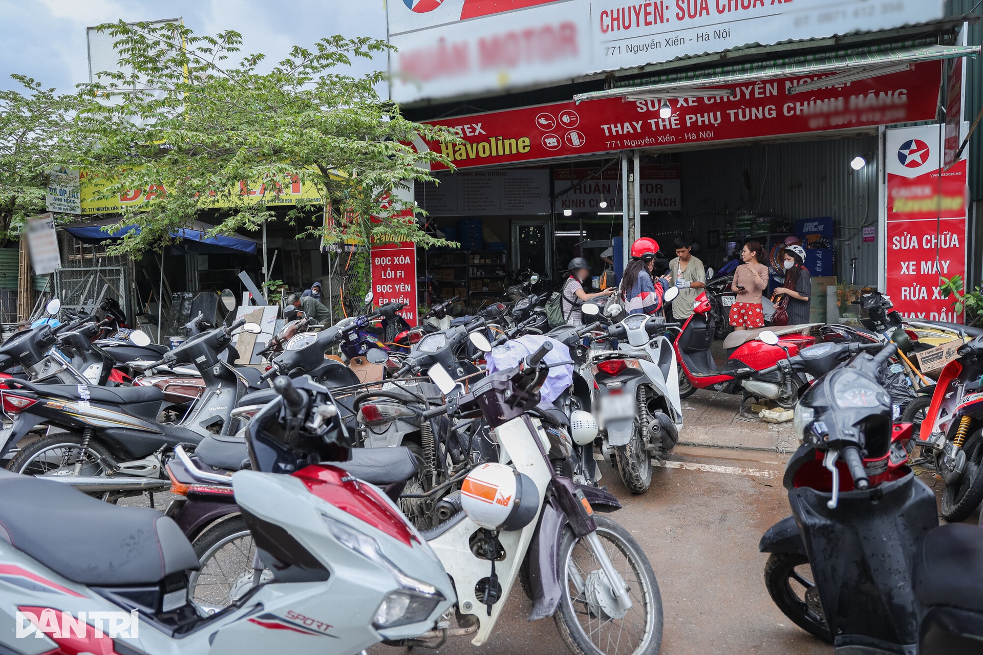 Xe chết máy la liệt sau mưa lớn ở Hà Nội, cửa hàng sửa ngày đêm không xuể - 7 Xe chết máy la liệt sau mưa lớn ở Hà Nội, cửa hàng sửa ngày đêm không xuể - 7
