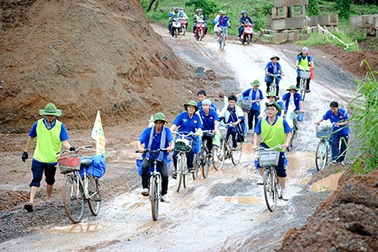 Hơn 70 bạn trẻ đạp xe về thăm miền Đông anh dũng