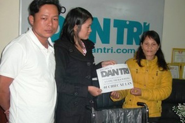 Cô bé Cơ Tu được nhận chiếc xe lăn