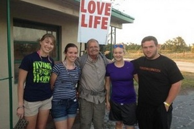 Đi bộ xuyên nước Mỹ để truyền thông điệp yêu thương