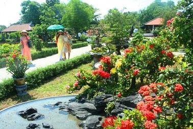 Trình làng cây cảnh quý tại vườn thượng uyển vua Nguyễn xưa