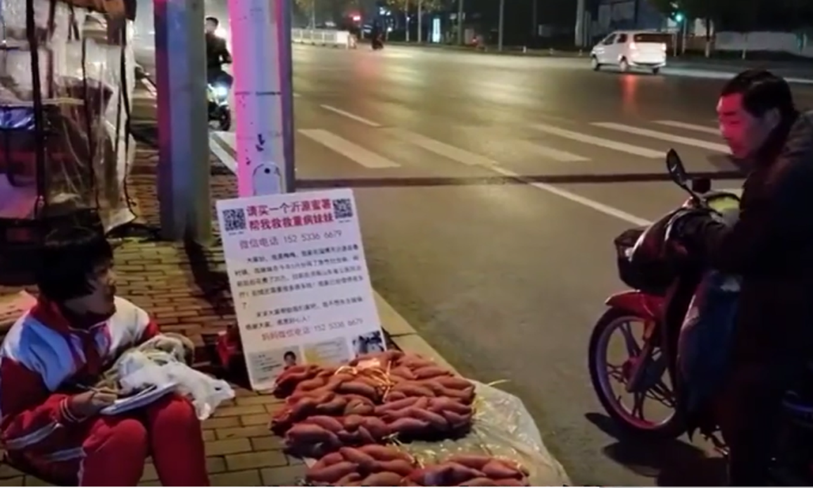 Bé gái 10 tuổi bán khoai vỉa hè phụ cha mẹ trả viện phí cho em - 1 Bé gái 10 tuổi bán khoai vỉa hè phụ cha mẹ trả viện phí cho em - 1