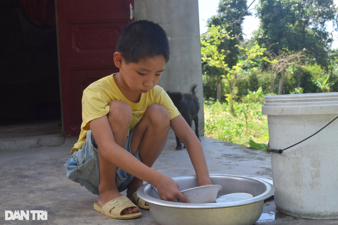 Rớt nước mắt cảnh cậu học trò lớp 4 khóc mẹ đừng chết, mong được đến trường - 3 Rớt nước mắt cảnh cậu học trò lớp 4 khóc mẹ đừng chết, mong được đến trường - 3