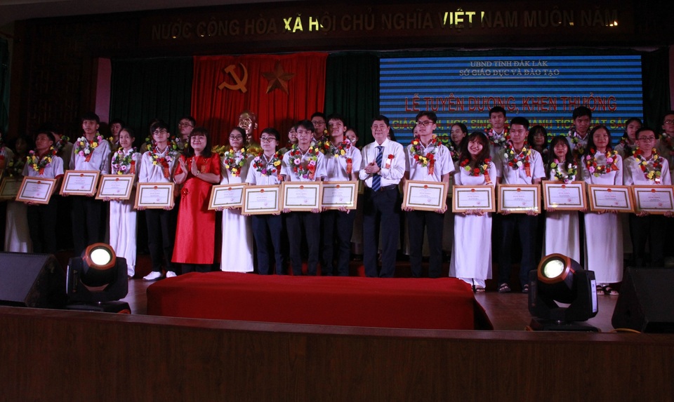 Đắk Lắk: Tuyên dương 39 học sinh đạt giải Học sinh giỏi quốc gia - 1