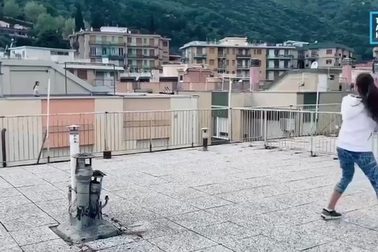 Thót tim màn giao bóng tennis trên mái 2 căn hộ