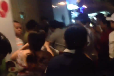 Nghi bắt cóc bé trai 5 tuổi, nam thanh niên bị hàng chục người vây bắt