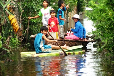 Gần một tháng sau mưa lũ, nhiều nơi vẫn ngập lụt, bị cô lập…