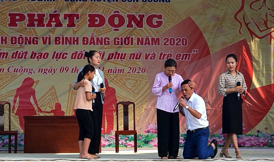 Ngày càng nhiều phụ nữ lên tiếng bảo vệ mình trước vấn nạn bạo lực gia đình - 2 Ngày càng nhiều phụ nữ lên tiếng bảo vệ mình trước vấn nạn bạo lực gia đình - 2