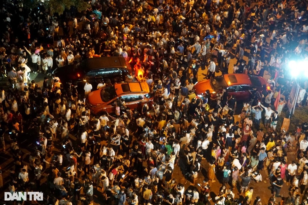 Hàng vạn người đổ về Sầm Sơn xem bắn pháo hoa khai hội du lịch - 8 Hàng vạn người đổ về Sầm Sơn xem bắn pháo hoa khai hội du lịch - 8