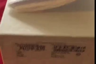 Mở hộp iPhone 6, phát hiện bên trong toàn... khoai tây