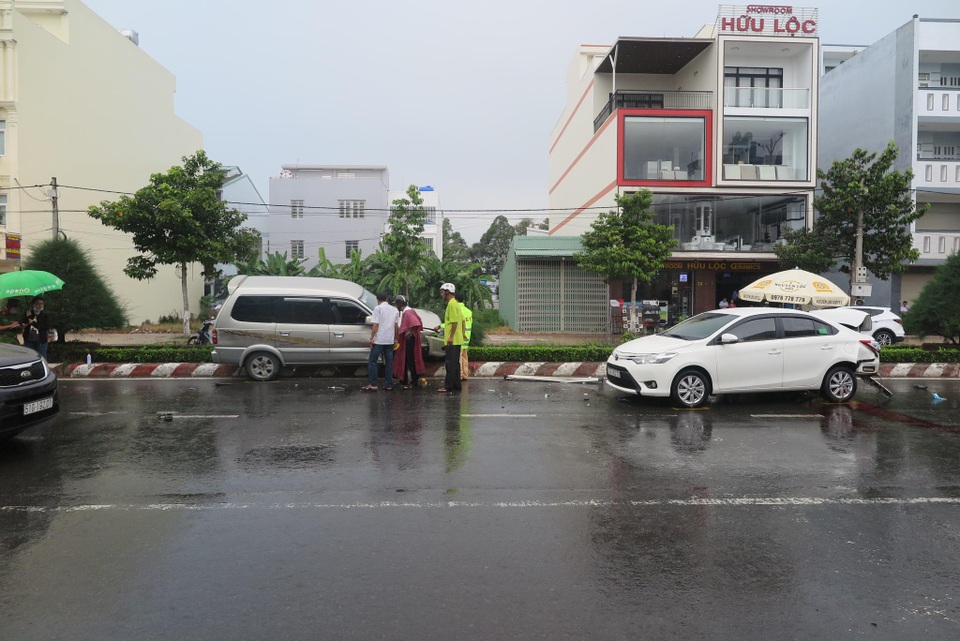 Nhân viên rửa xe lùi ô tô cán chết một thiếu niên, tông trúng xe biển xanh - 2 Nhân viên rửa xe lùi ô tô cán chết một thiếu niên, tông trúng xe biển xanh - 2