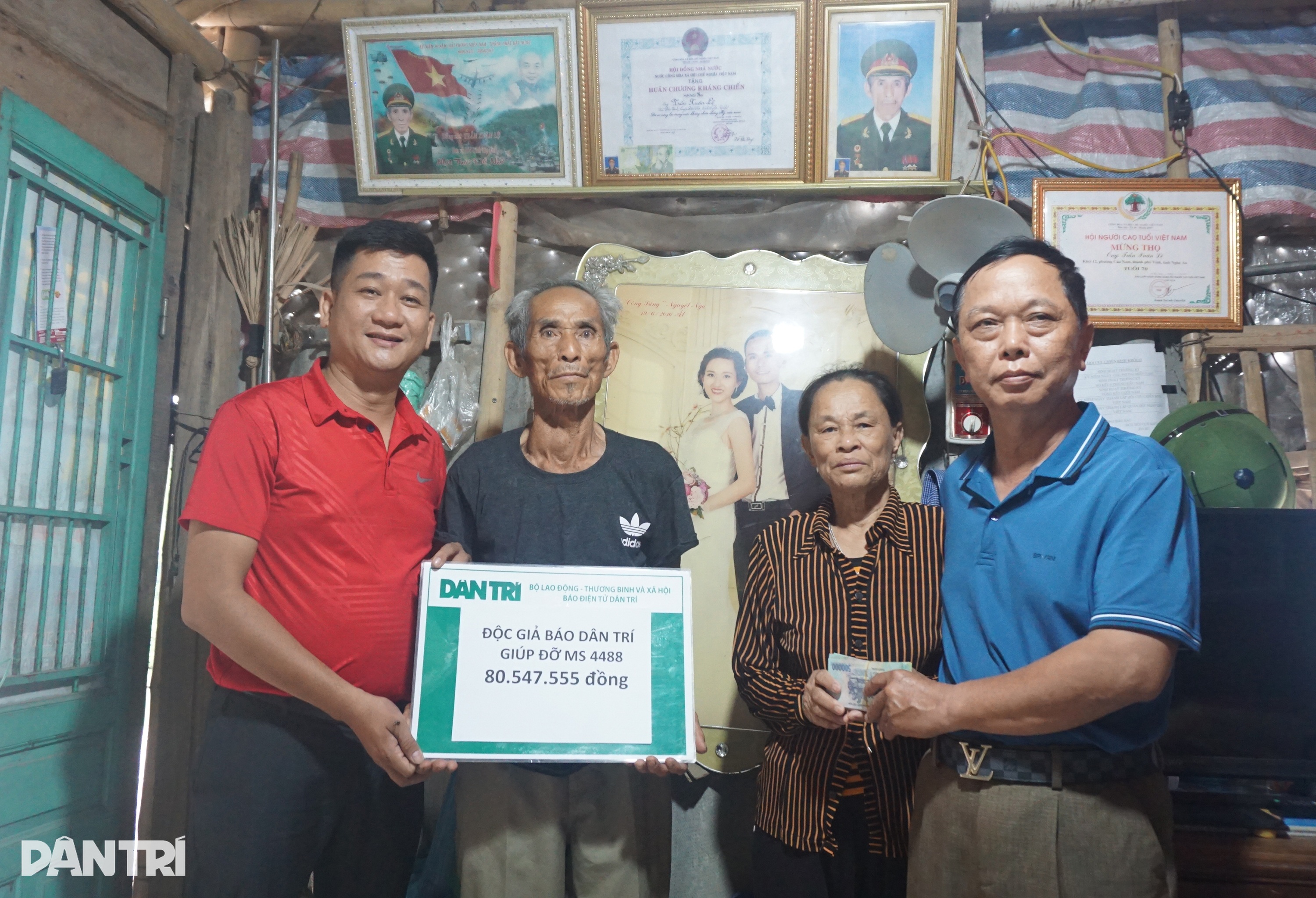 Trao hơn 80 triệu đồng đến cựu chiến binh nghèo mơ tấc đất cắm dùi - 1